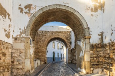 Orta Çağ duvarlarında dinlenme kemeri Faro, Algarve, Güney Portekiz 'deki eski kasabanın dört girişinden biridir. 