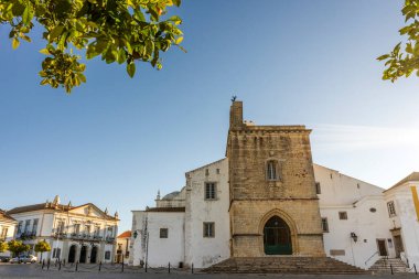 Faro şehir merkezinde sabah Se Katedrali ile ön planda portakal ağacı, Algarve, Portekiz
