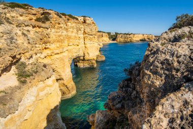 Atlantik Okyanusu kıyısındaki Algarve, Portekiz 'deki Marinha Sahili' nde güzel kayalıklar ve kaya oluşumları.