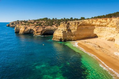 Portekiz, Algarve 'de Corredoura adında güzel kayalıklar ve kumlu plajlar.