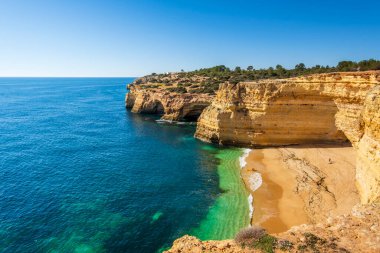 Portekiz, Algarve 'de Corredoura adında güzel kayalıklar ve kumlu plajlar.