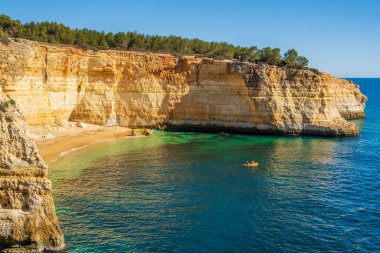Portekiz, Algarve 'de Corredoura adında güzel kayalıklar ve kumlu plajlar.