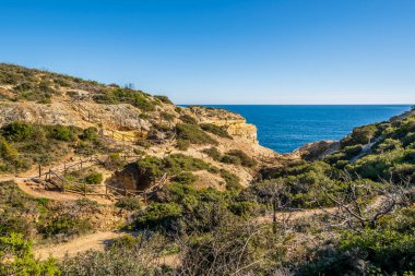 Portekiz, Algarve 'deki Yedi Asılı Vadi Yolu' nda Atlantik Okyanusu 'nun kıyısındaki güzel kayalıklar ve kaya oluşumları.