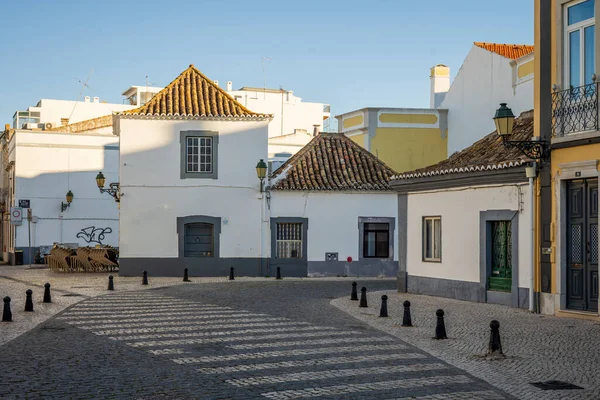 ポルトガルの南 アルガルヴェ 伝統的なポルトガル建築とファロの歴史的通り — ストック写真