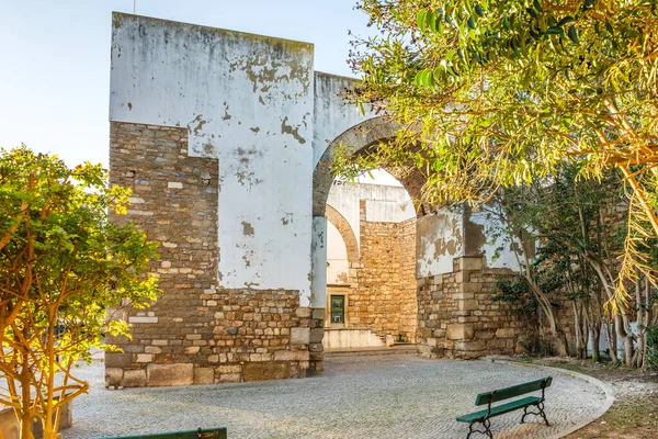 中世の城壁にあるアーチは ポルトガル南部アルガルヴェ州ファロの旧市街への4つの入り口の一つです — ストック写真