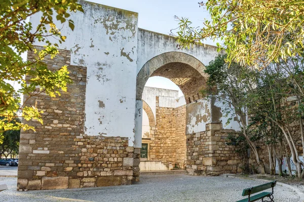 Rustboog Middeleeuwse Muren Een Van Ingangen Van Oude Stad Faro — Stockfoto