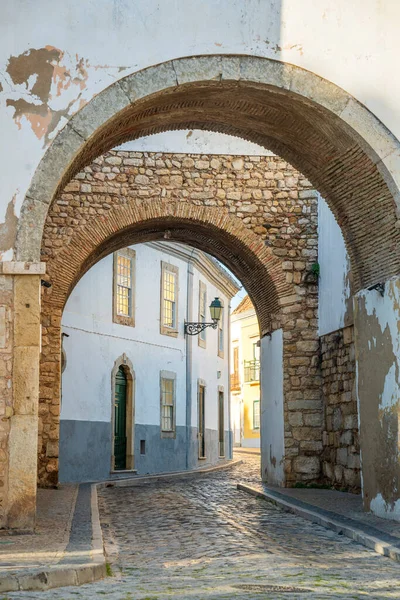 中世の城壁のアーチは ファロ アルガルヴェ ポルトガルの旧市街への4つの入り口の一つです — ストック写真