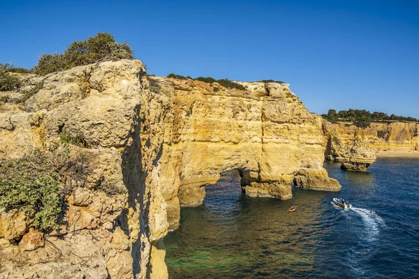 Скалы Скалы Берегу Атлантического Океана Пляже Маринья Алгарве Португалия — стоковое фото