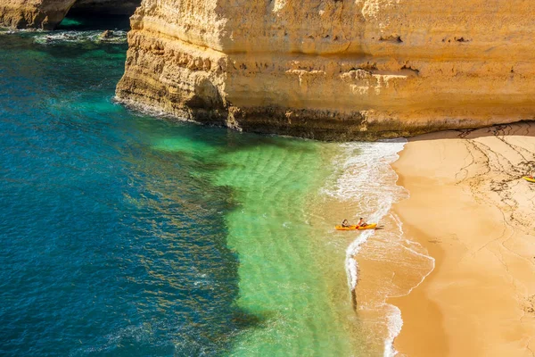 Ένα Ζευγάρι Για Καγιάκ Φθάνει Αμμώδη Παραλία Corredoura Στο Algarve — Φωτογραφία Αρχείου