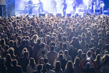 Mutlu insanlar popüler grubun performansını beğeniyor