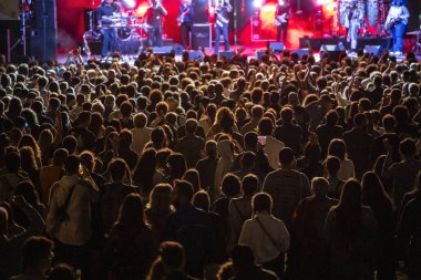 Mutlu insanlar popüler grubun performansını beğeniyor