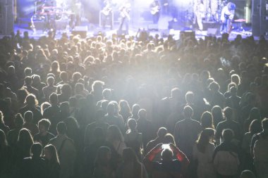 Mutlu insanlar popüler grubun performansını beğeniyor