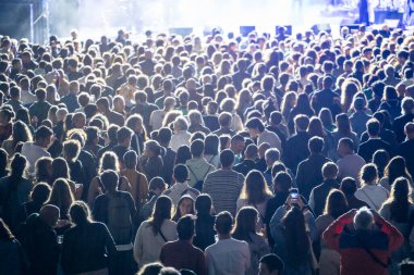 Mutlu insanlar popüler grubun performansını beğeniyor