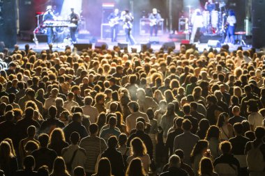 Mutlu insanlar popüler grubun performansını beğeniyor