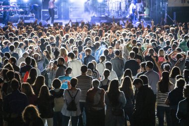 Mutlu insanlar popüler grubun performansını beğeniyor