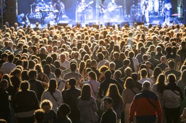 Mutlu insanlar popüler grubun performansını beğeniyor