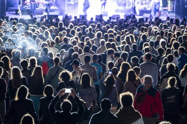 Mutlu insanlar popüler grubun performansını beğeniyor