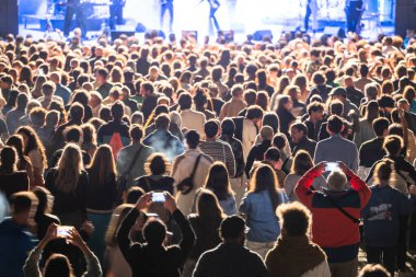 Mutlu insanlar popüler grubun performansını beğeniyor