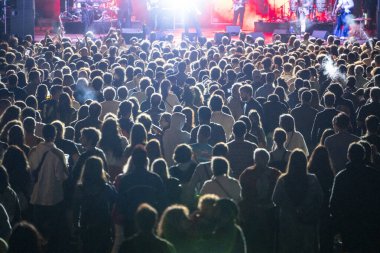 Mutlu insanlar popüler grubun performansını beğeniyor