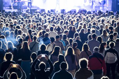 Mutlu insanlar popüler grubun performansını beğeniyor