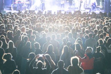 Mutlu insanlar popüler grubun performansını beğeniyor