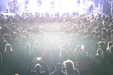 Mutlu insanlar popüler grubun performansını beğeniyor