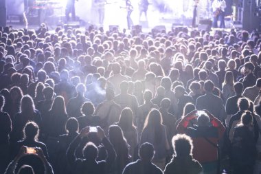Mutlu insanlar popüler grubun performansını beğeniyor