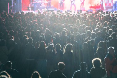 Mutlu insanlar popüler grubun performansını beğeniyor