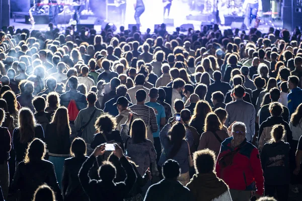 Mutlu insanlar popüler grubun performansını beğeniyor