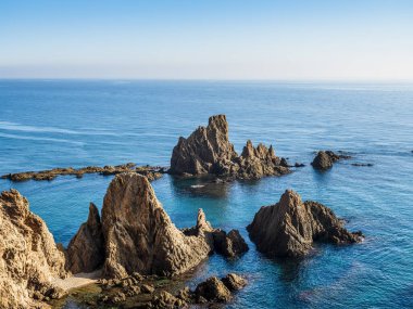Gün batımında suda kaya oluşumları olan güzel Gata Burnu manzarası, Almerya, Endülüs, İspanya