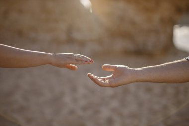 Erkek ve kadın, plajda el ele tutuşuyorlar, Algarve, Portekiz