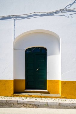 Almodovar, Alentejo, Portekiz şehir merkezinde geleneksel mimari 