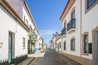 Almodovar 'da şirin bir cadde, geleneksel Alentejo bölgesi, Portekiz 
