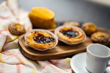 Ünlü Pastel de Nata, Faro, Portekiz üzerine yoğunlaşmış geleneksel Portekiz tatlıları