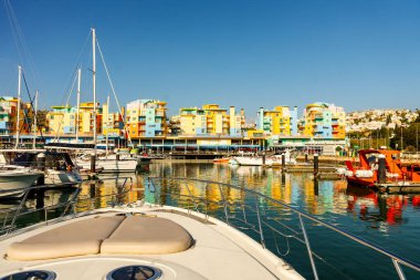 Marina, Albufeira, Algarve, Portekiz 'deki yattan güzel renkli evlerin manzarası