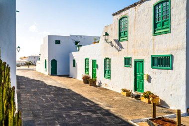 Kosta Teguise, Lanzarote, Kanarya Adaları, İspanya 'da yeşil elementlerle bembeyaz bir mimari