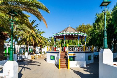 Kosta Teguise, Lanzarote, Kanarya Adaları, İspanya 'da yeşil elementlerle bembeyaz bir mimari