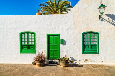 Kosta Teguise, Lanzarote, Kanarya Adaları, İspanya 'da yeşil elementlerle bembeyaz bir mimari