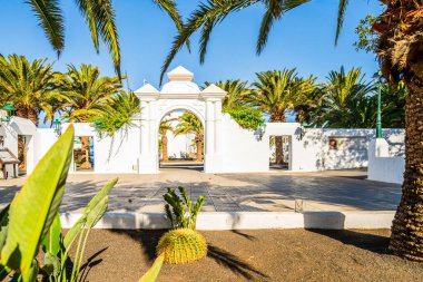 Kosta Teguise, Lanzarote, Kanarya Adaları, İspanya 'da yeşil elementlerle bembeyaz bir mimari