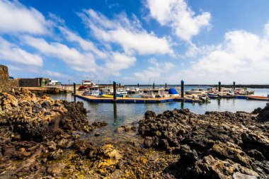 Beyaz mimarisi ve tekneleri olan Orzola 'nın güzel manzarası, Lanzarote, Kanarya Adaları, İspanya