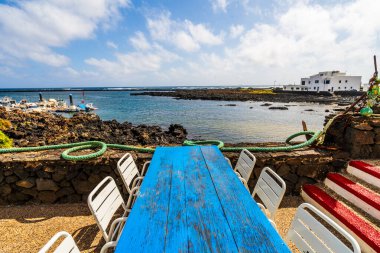 Beyaz mimarisi ve tekneleri olan Orzola 'nın güzel manzarası, Lanzarote, Kanarya Adaları, İspanya