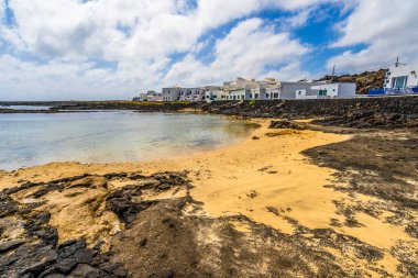 Beyaz mimarisi ve tekneleri olan Orzola 'nın güzel manzarası, Lanzarote, Kanarya Adaları, İspanya