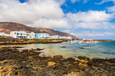 Beyaz mimarisi ve tekneleri olan Orzola 'nın güzel manzarası, Lanzarote, Kanarya Adaları, İspanya