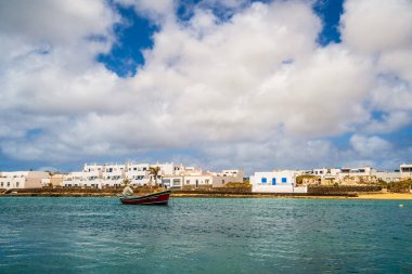 İspanya 'nın Kanarya Adaları' ndan Caleta del Sebo adlı teknesi ile La Graciosa adasının güzel kıyıları.