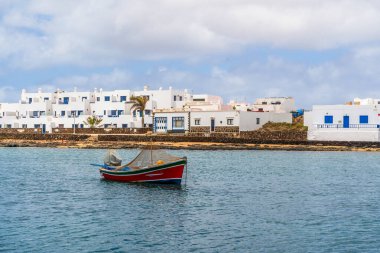 İspanya 'nın Kanarya Adaları' ndan Caleta del Sebo adlı teknesi ile La Graciosa adasının güzel kıyıları.