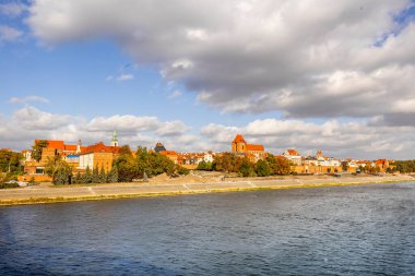 Polonya, Torun kıyısındaki Vistula Nehri 'nin güzel manzarası.