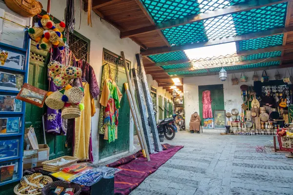 Tarihi Medine 'deki pazar yeri, hediyelik eşya, deri çanta, metal parça, Tetouan, Fas, Kuzey Afrika