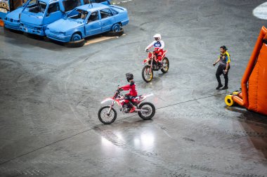 Lizbon, Portekiz - 2 Mart 2024: ÇIĞLIK ÇIĞLIK TAKLARI ARena 'da YAŞIYOR PARTİ