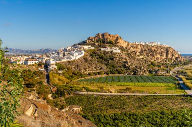 Endülüs 'ün Granada bölgesindeki Salobrena' nın kalesi ve beyaz boyalı mimarisi