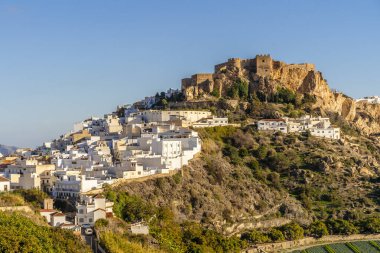 Endülüs 'ün Granada bölgesindeki Salobrena' nın kalesi ve beyaz boyalı mimarisi